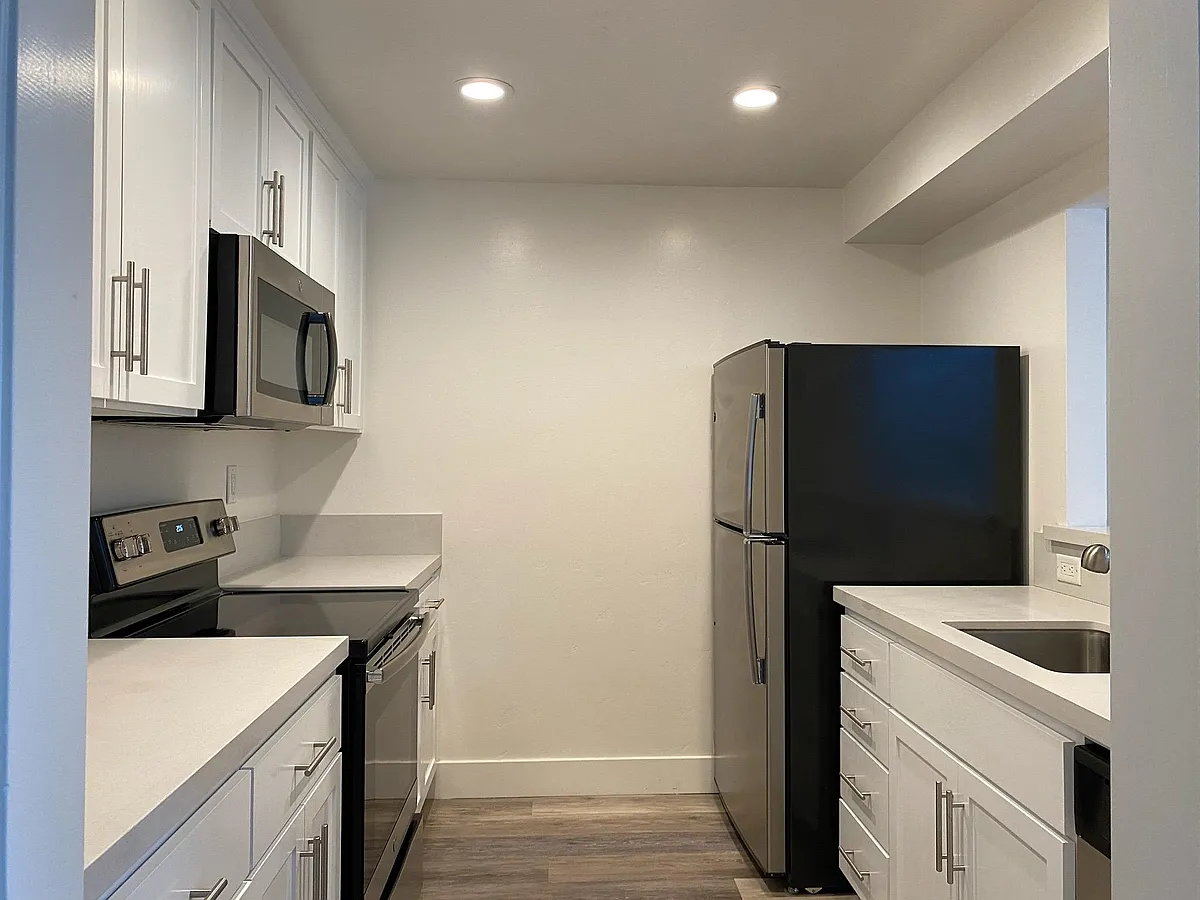 Building Photo - 950 N San Antonio Rd #19B
