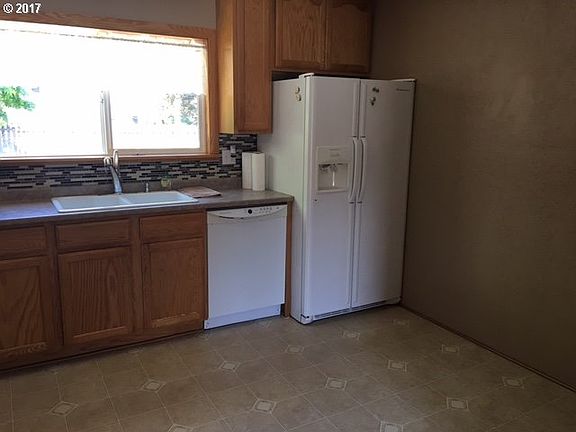 3rd image of 552 W Center St