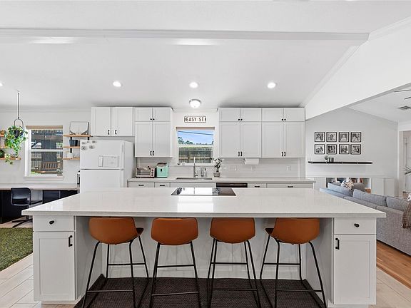 3rd image of 102 Enchanted Oaks Ct