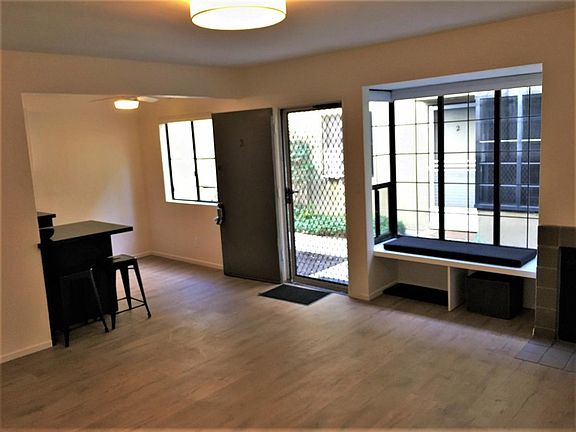 4th image of 5947 E Naples Plz APT 2