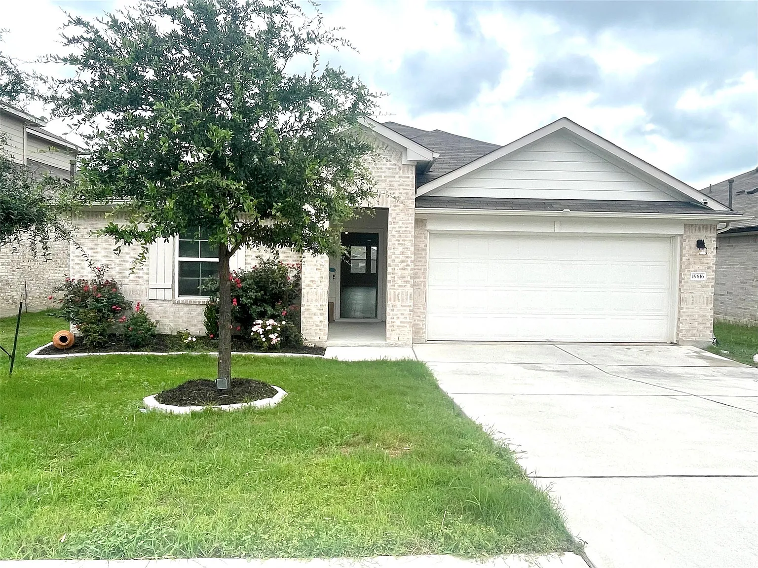 4 bed, 2.0 bath, 1900 sqft, $1,950 — Photo 4