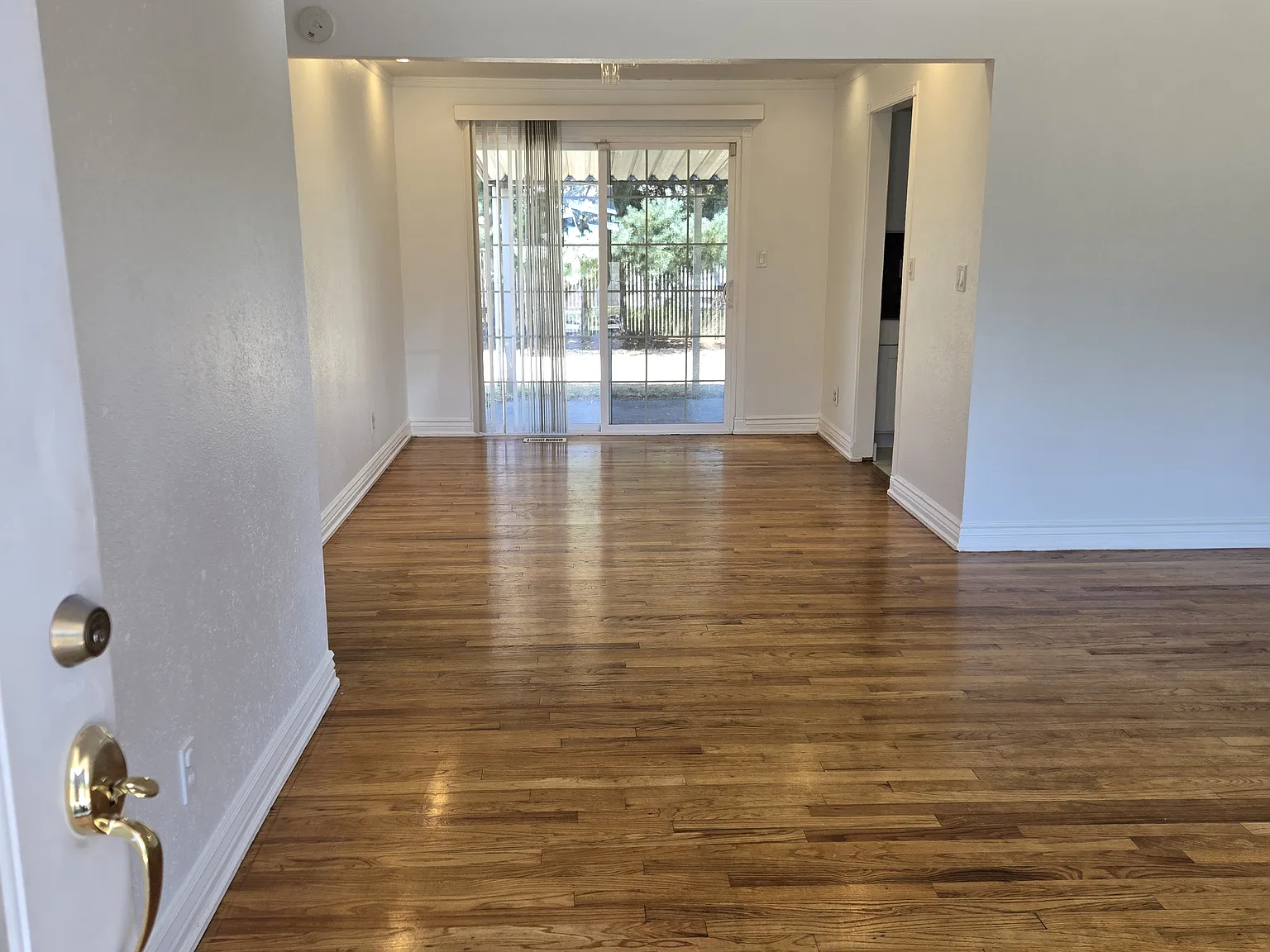 3 bed, 1.5 bath, 1400 sqft, $2,695 — Photo 2