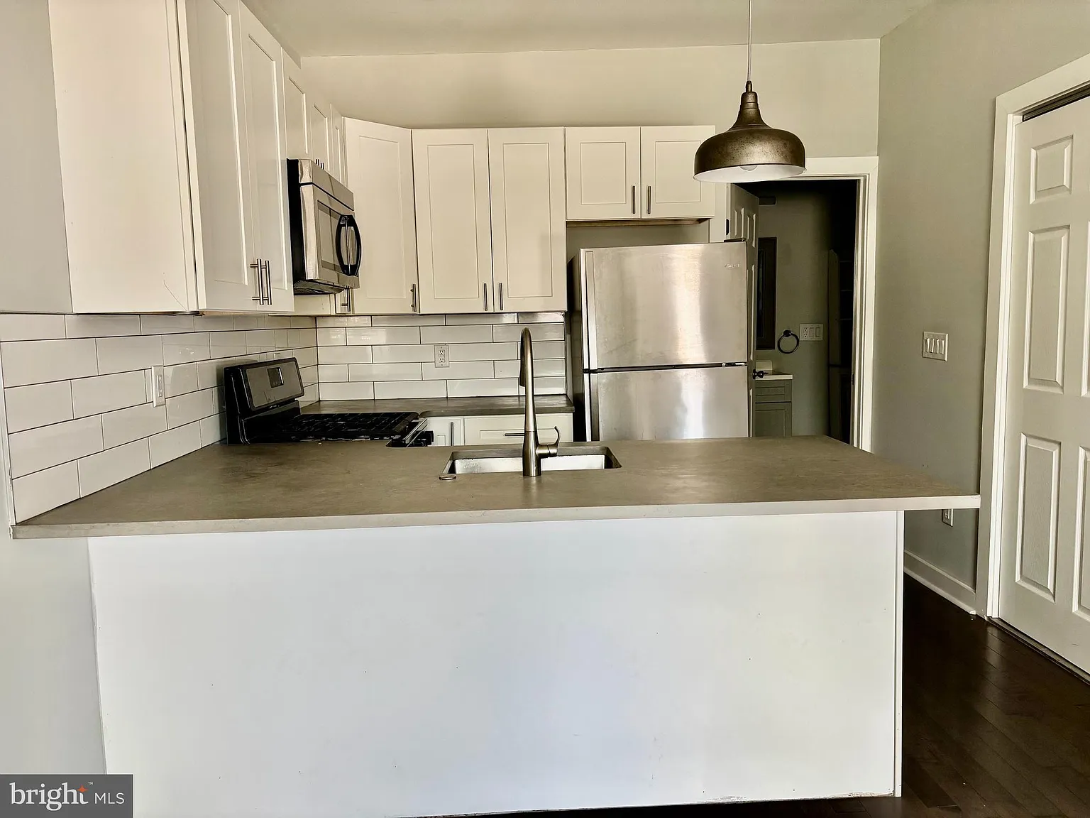 1 bed, 900 sqft, $1,350 — Photo 2