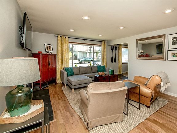 4th image of 326 2nd St NE