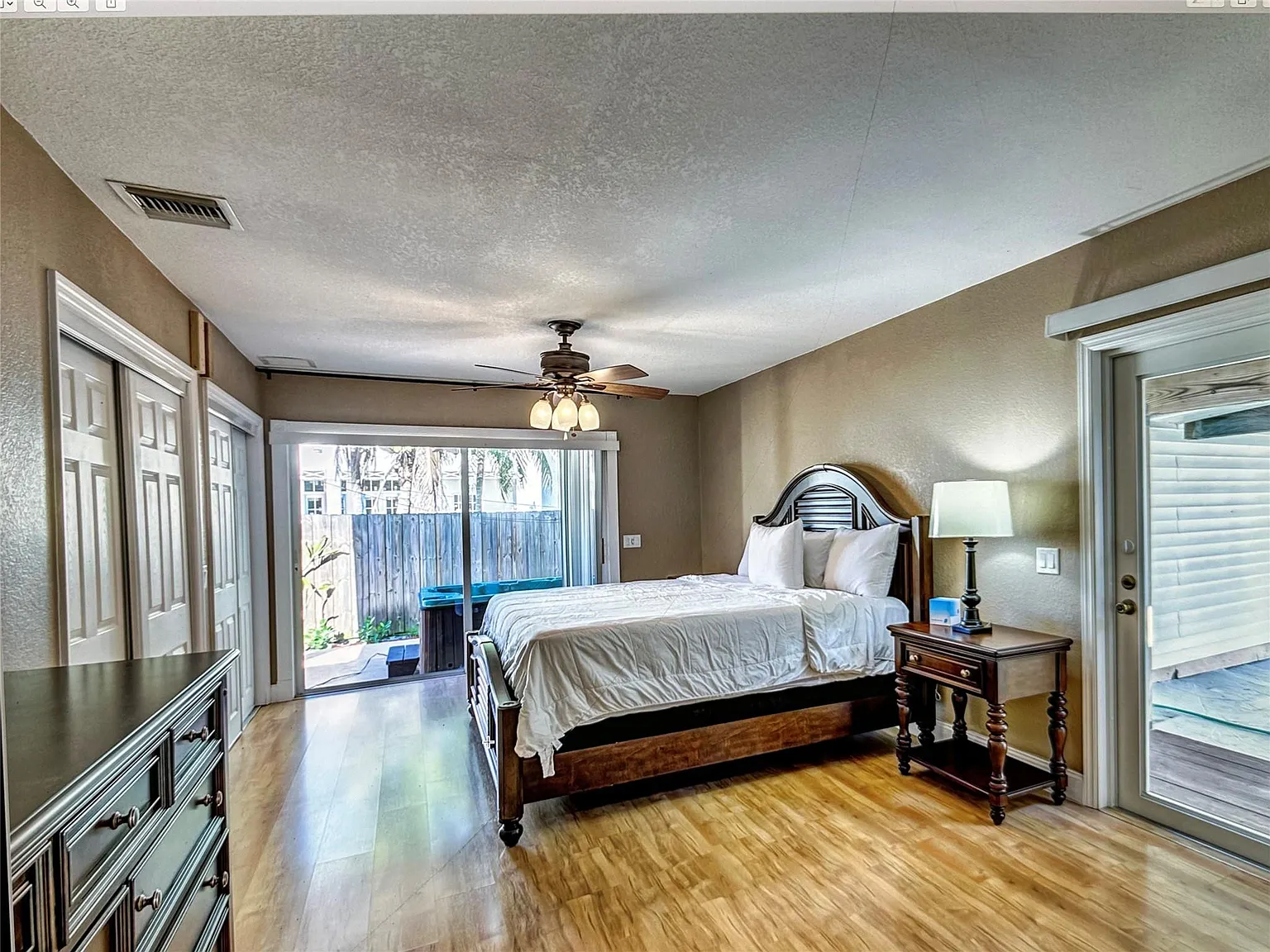 4 bed, 2.0 bath, 2070 sqft, $5,000 — Photo 2