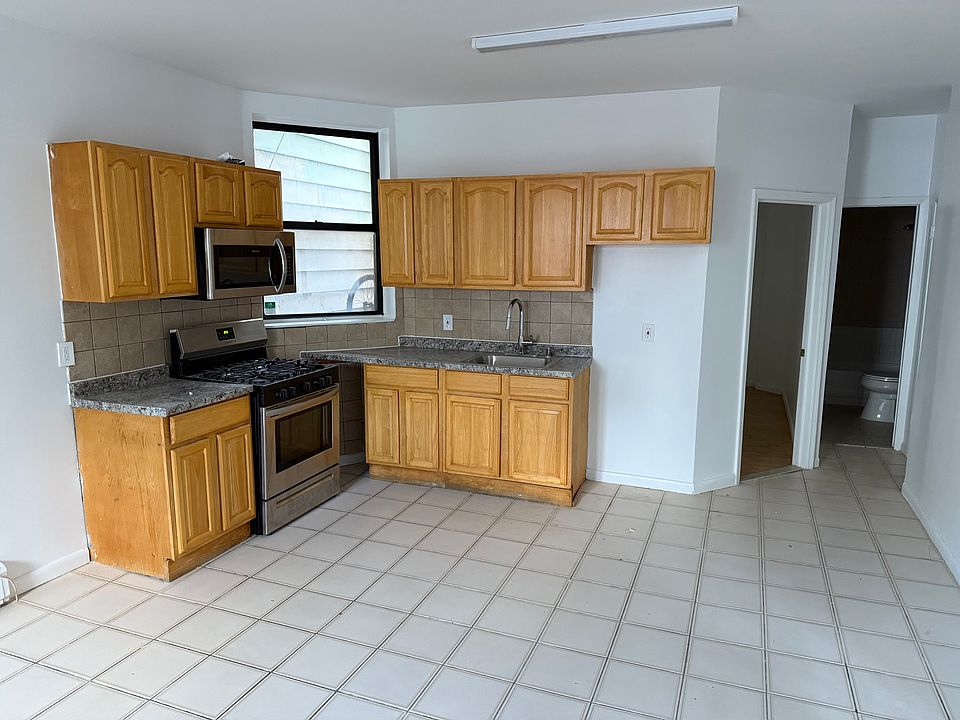 1st image of 125 Avenue E #4