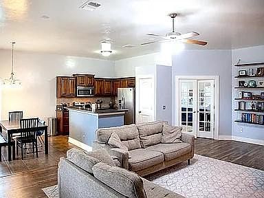 5th image of 1202 W Stonecrest Ave