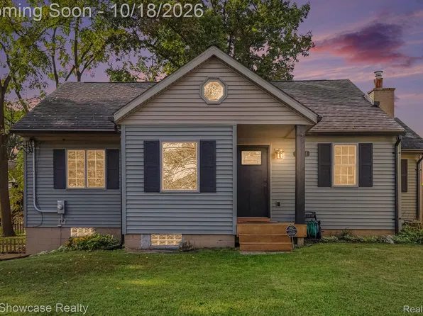 9345 Buckingham St, White Lake, MI 48386