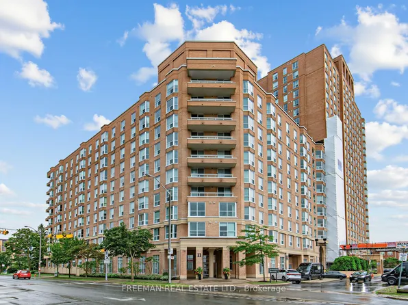 11 Thorncliffe Park Dr #910, Toronto, ON M4H 1P3