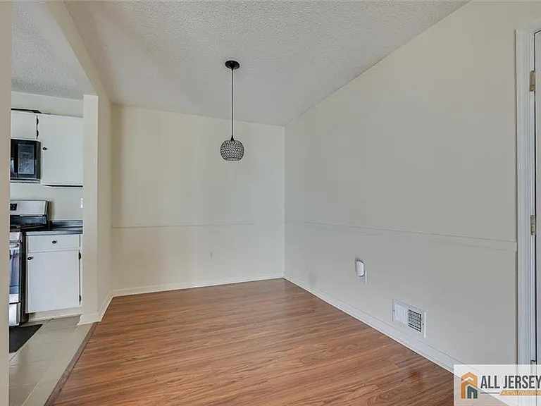 69 Amberly Ct — Photo 6