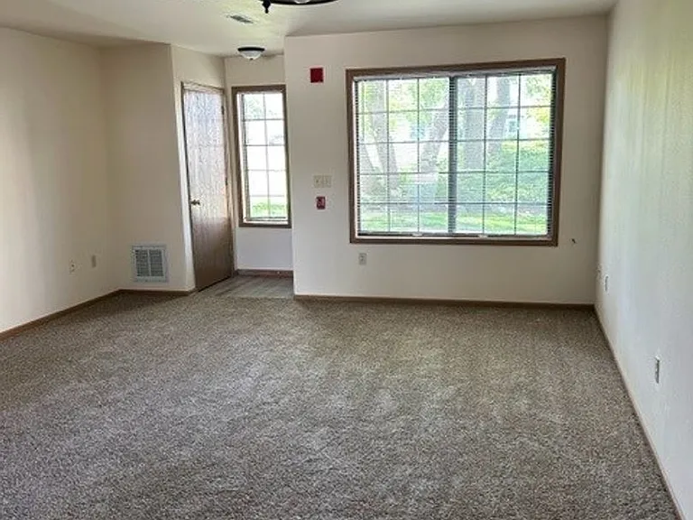 Lake Court Apartments — Photo 7