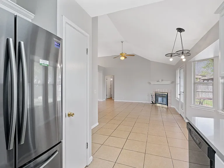 604 Maplecreek Dr — Photo 12