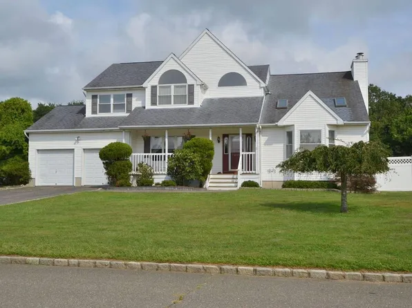 3 Alpine Court, Medford, NY 11763