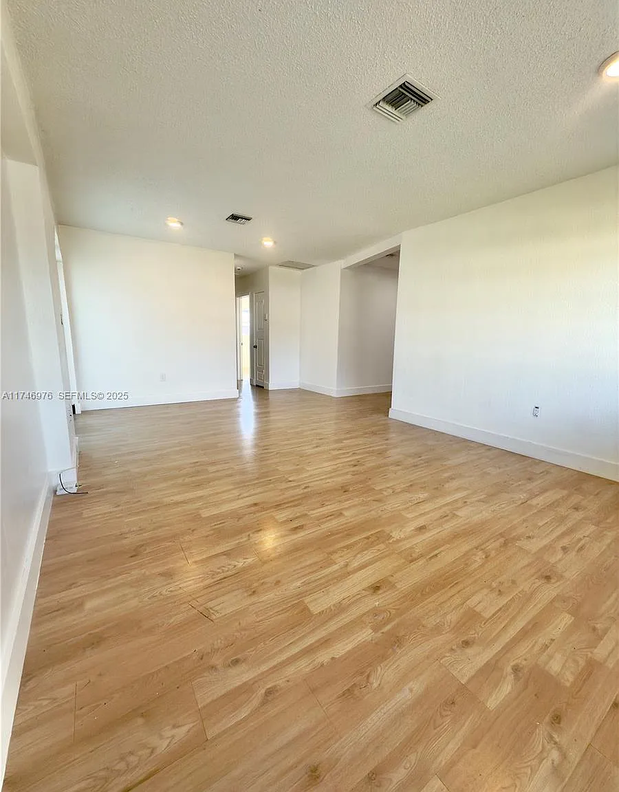 3 bed, 1180 sqft, $3,300 — Photo 2