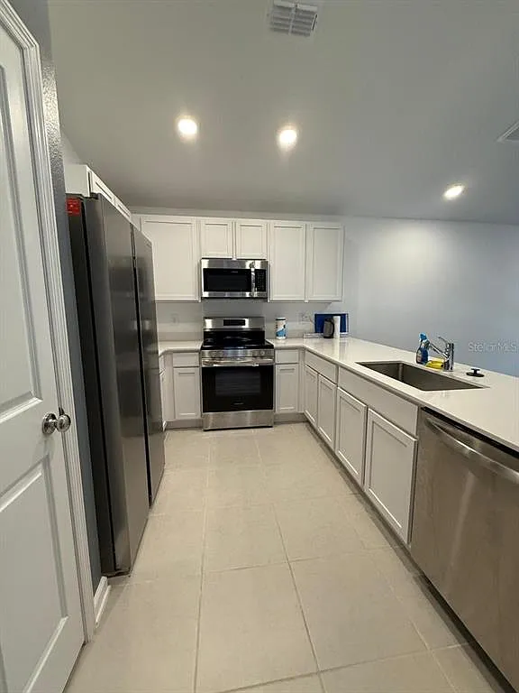 3 bed, 1.0 bath, 1060 sqft, $1,850 — Photo 4