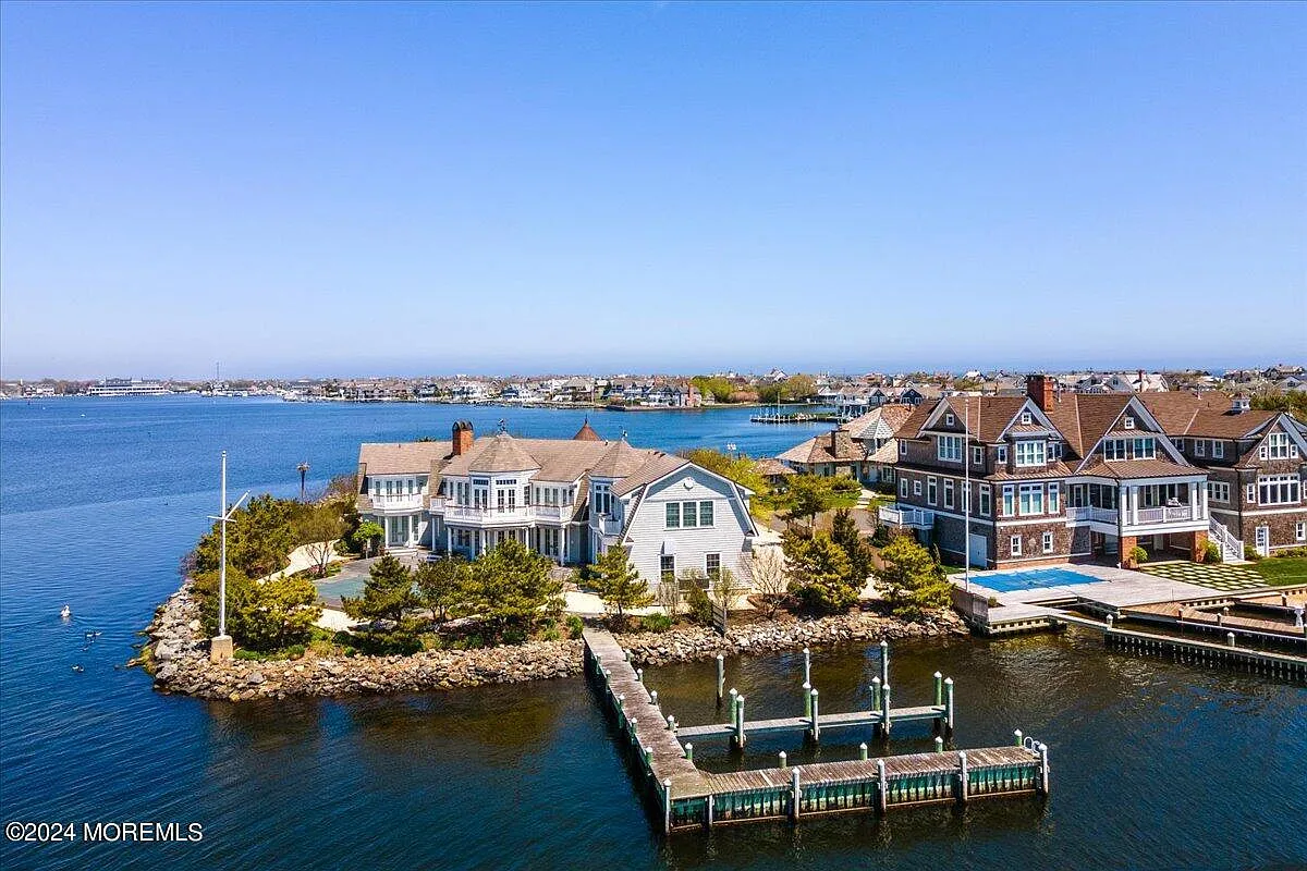 6 bed, 7.5 bath, 6659 sqft, $30,000 — Photo 1