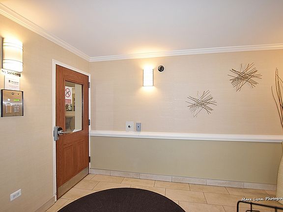 4th image of 841 N York St APT 427