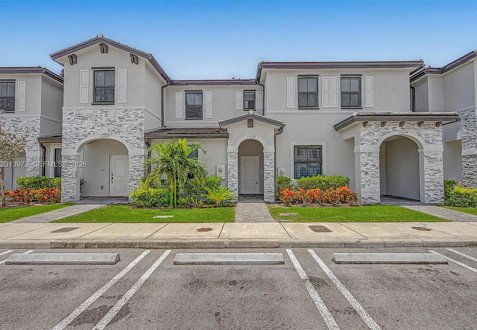3 bed, 2.5 bath, 1328 sqft, $2,500 — Photo 4