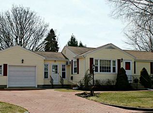 74 Greylock Rd, Bristol, RI 02809