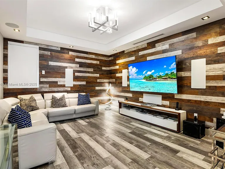 300 Royal Plaza Dr — Photo 33