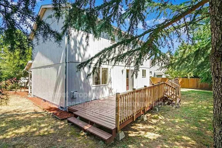 332 NE Carmen Pl — Photo 37