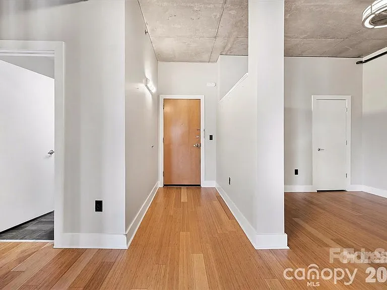 505 E 6th St #304 — Photo 4