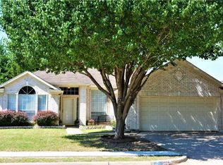 5660 Rockport Ln, Haltom City, TX 76137