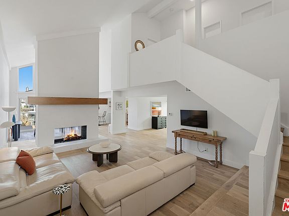 4th image of 2025 Victoria Ave