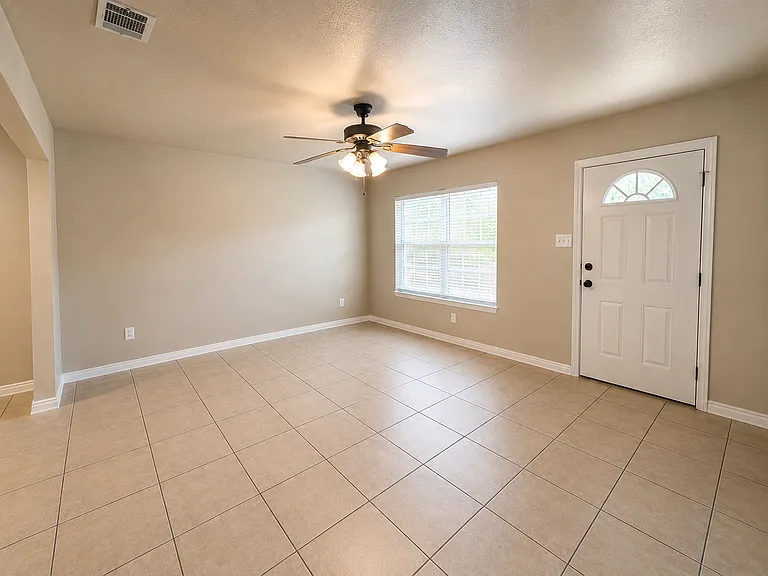 512 Himes Dr — Photo 5
