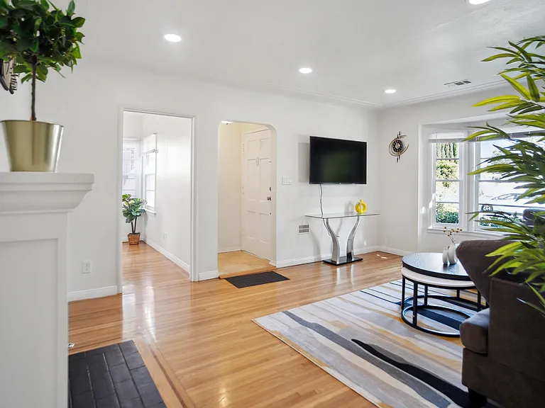 311 Irving Ave — Photo 5