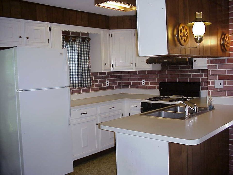 2nd image of 15 Essex St #2