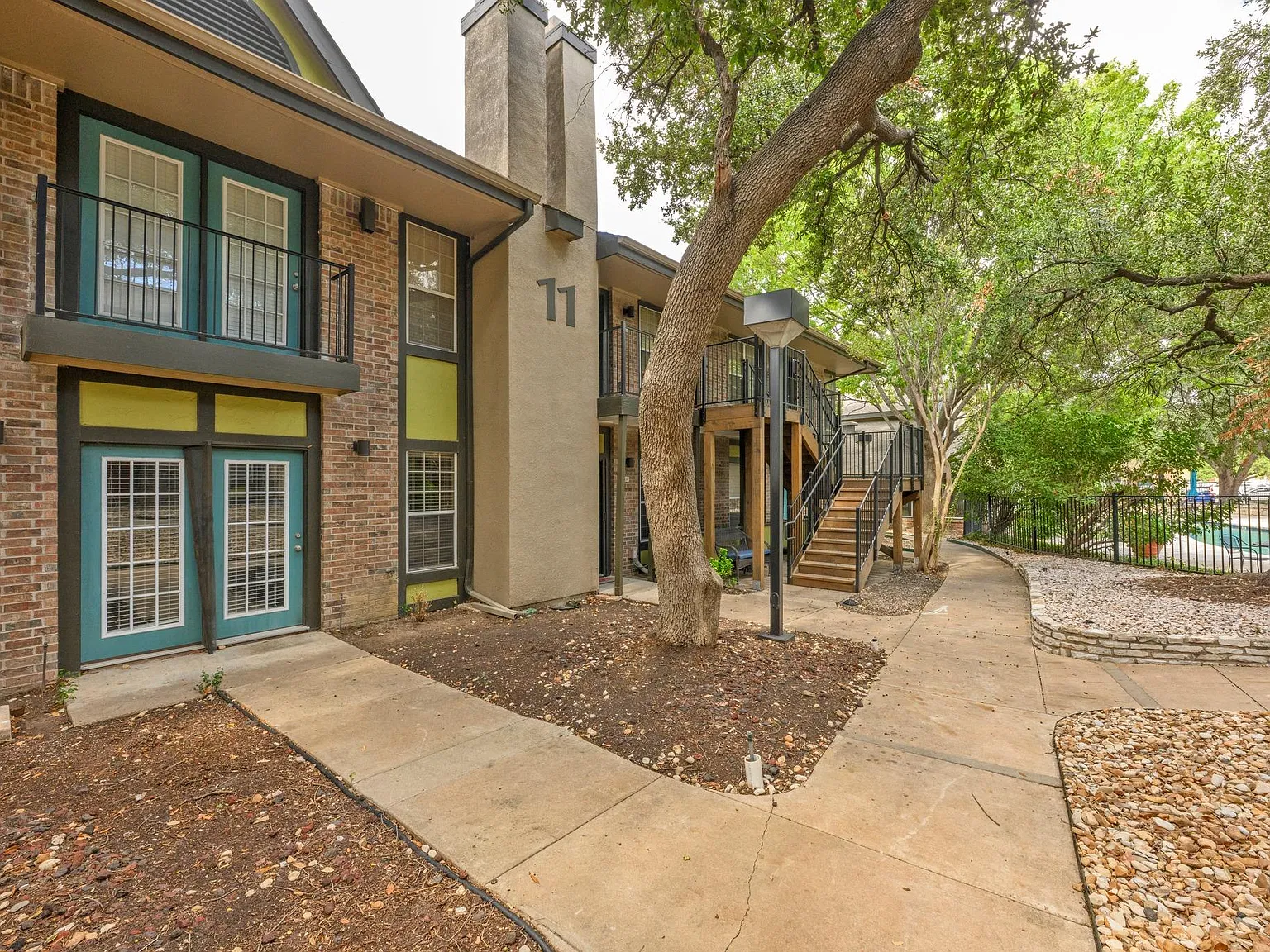 2 bed, 2.0 bath, 900 sqft, $1,550 — Photo 2