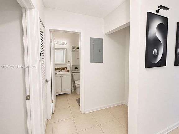 5th image of 513 NW 22nd Ave APT 3