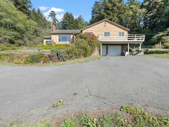 15445 Ocean View Dr, Smith River, CA 95567