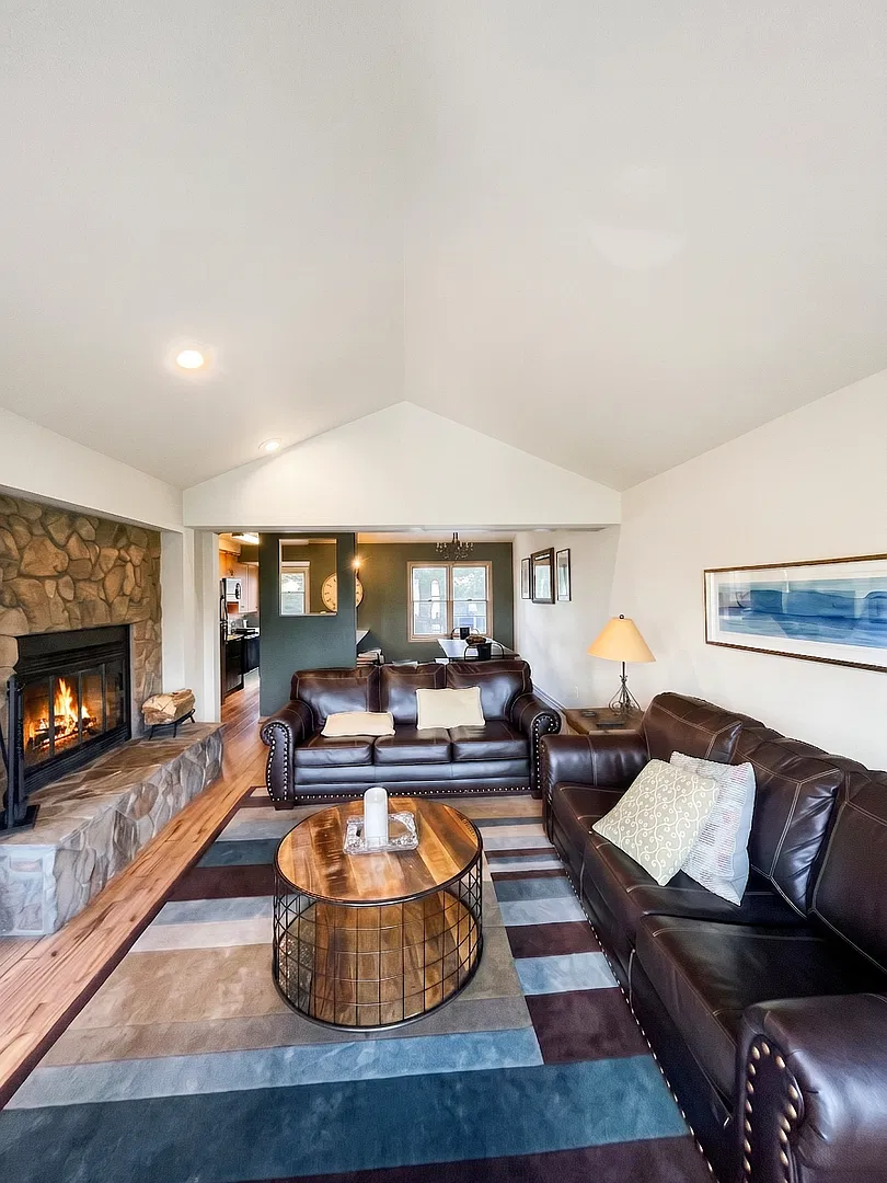 Furnished 3-Bedroom, 3-Bath Townhome in Breckenridge Winter Seasonal Rental Garage, Fireplace & M... — Photo 3