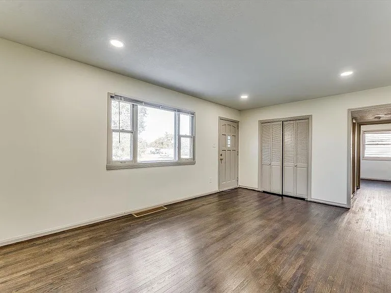 2542 N Erie Ave — Photo 4