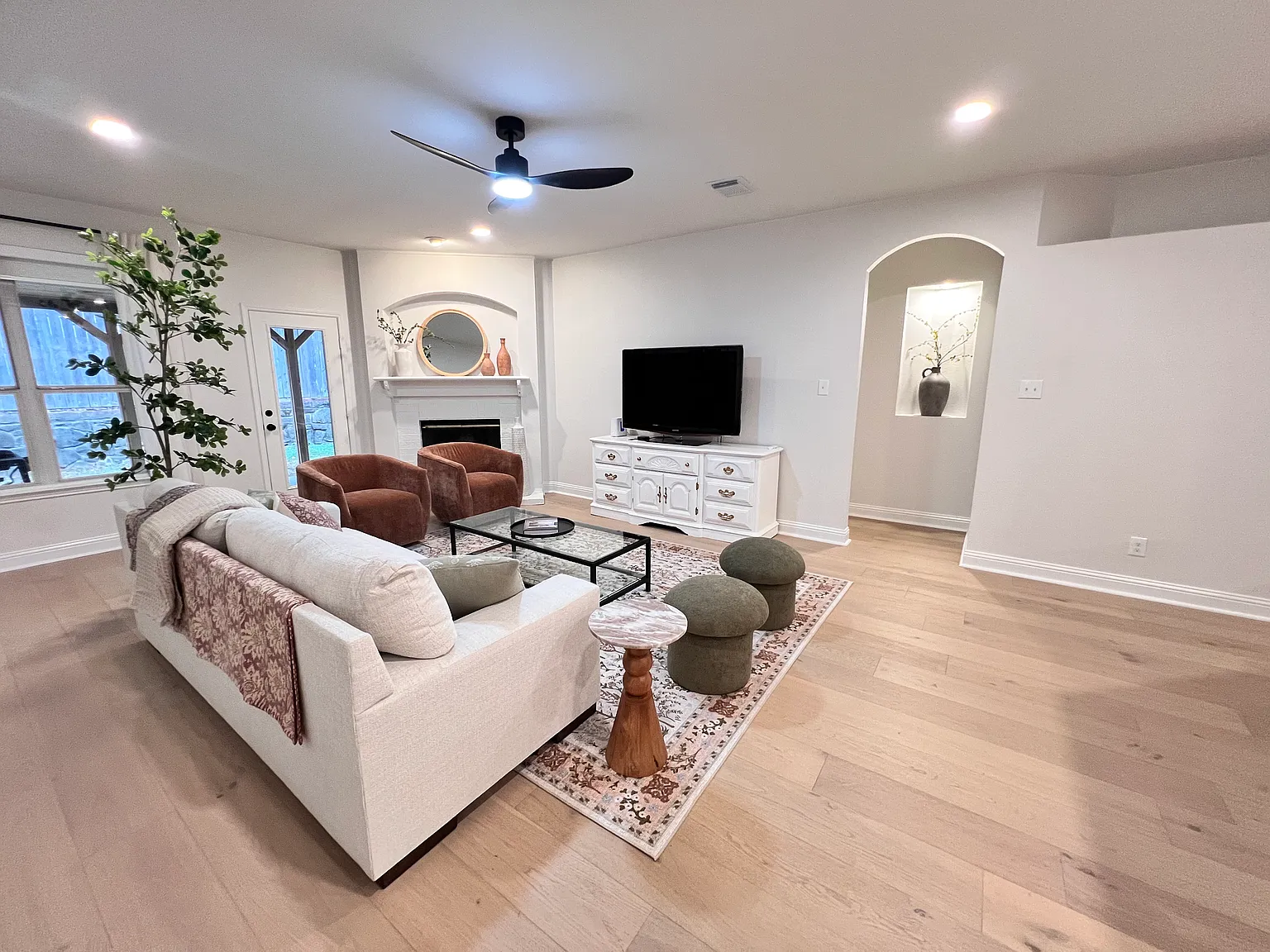 3 bed, 1854 sqft, $5,200 — Photo 2