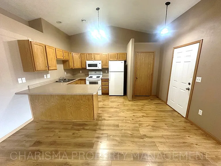DBK Brandon Townhomes — Photo 40