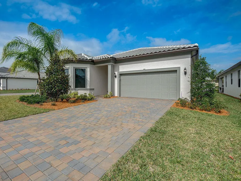 837 SE Courances Dr — Photo 4