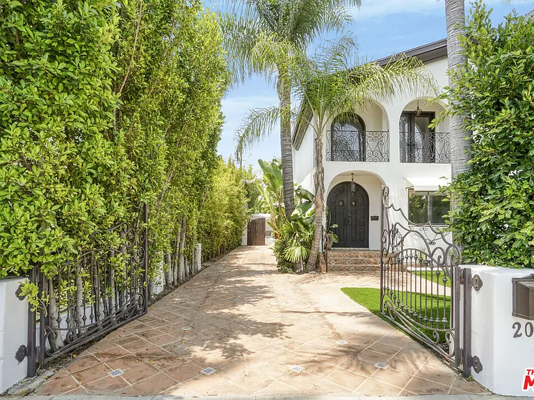209 N Doheny Dr — Photo 3