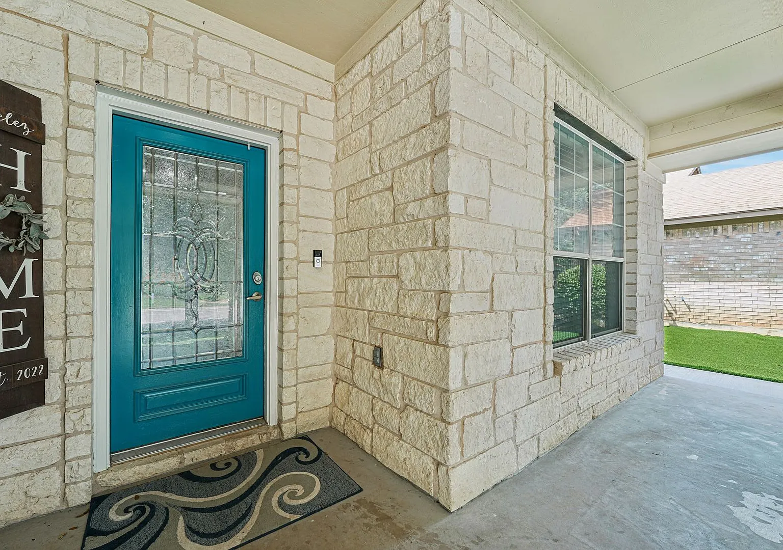 Massive 4 Bedroom, 2.5 Bathroom home in Blanco Vista - astro turfed front yard — Photo 2