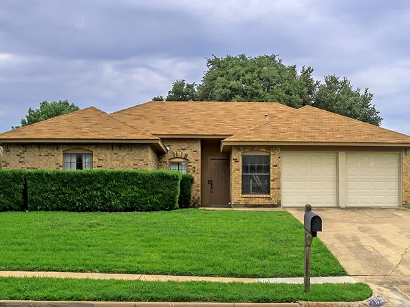 10128 Locksley Dr, Benbrook, TX 76126