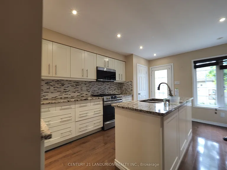 117 Gatwick Dr — Photo 2