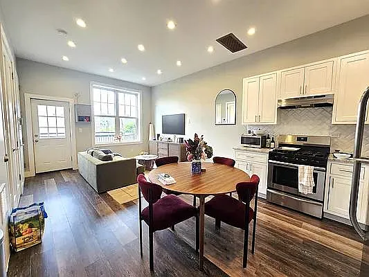 Rented by Voro Purple LLC | media 19