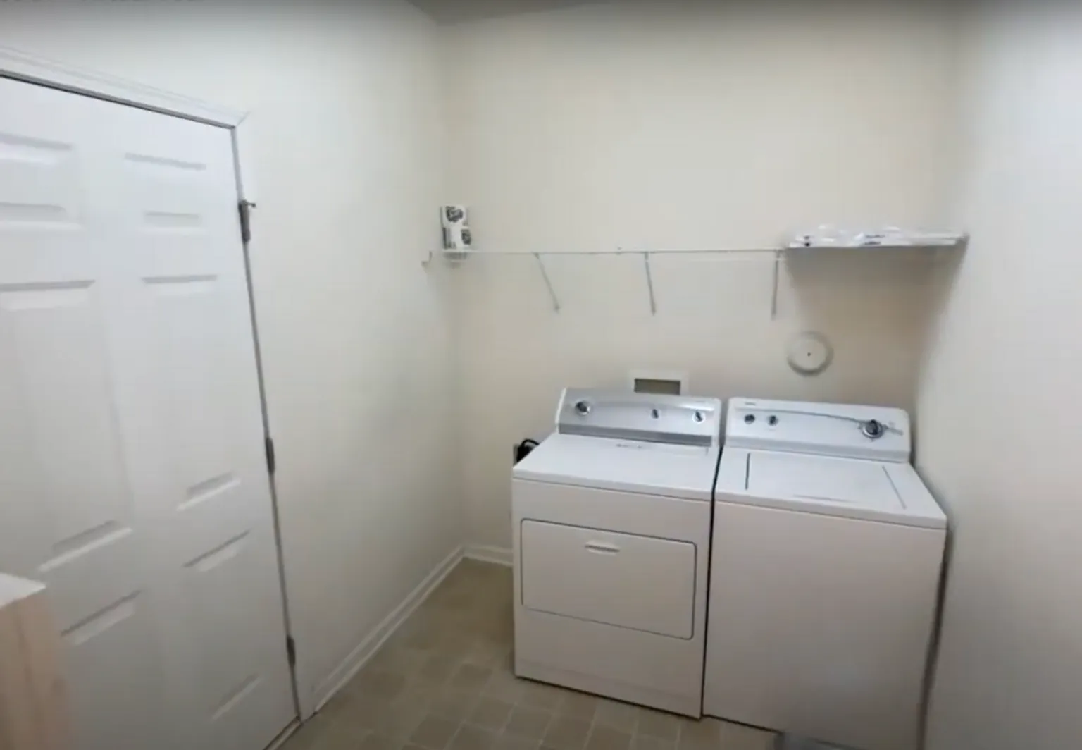 Room in 5 Bedroom Home at Genlee Dr — Photo 3