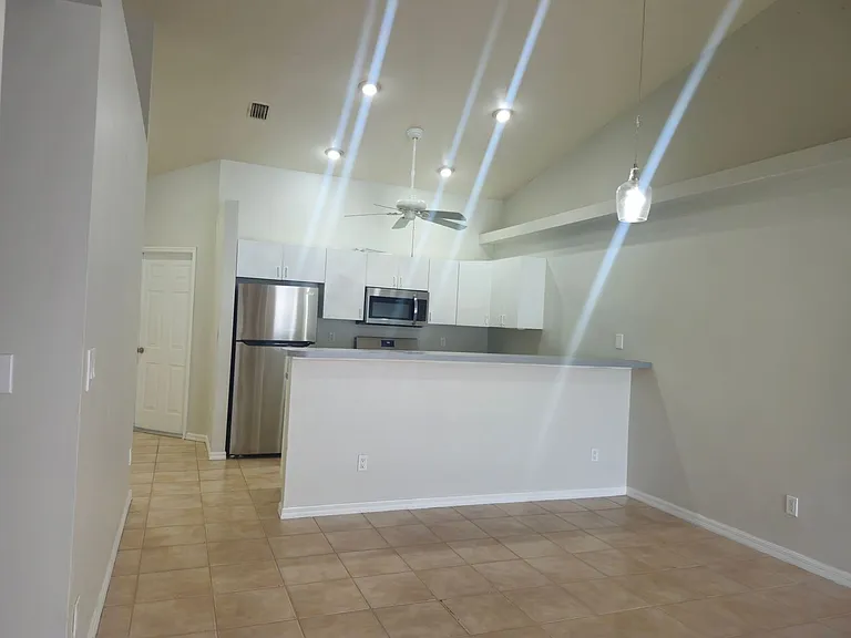 530 NE 24th Ave — Photo 3