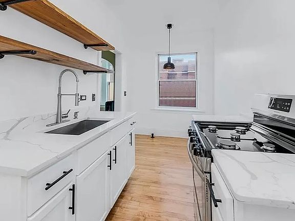 4th image of 1329 W Addison St APT 3A