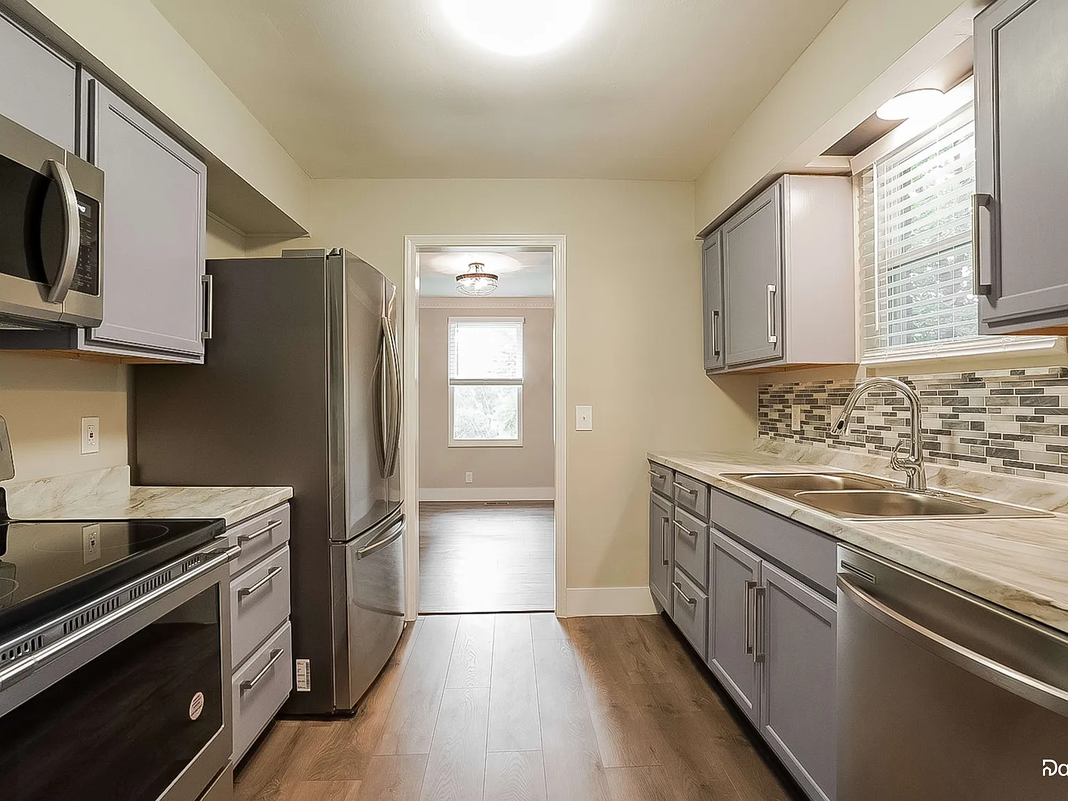 3 bed, 2.0 bath, 1305 sqft, $1,950 — Photo 2