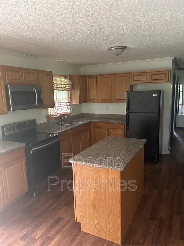 3 bed, 1.0 bath, 1100 sqft, $1,300 — Photo 4