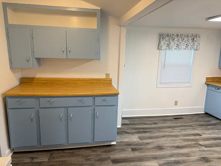 1090 King Edward Ave SE — Photo 7